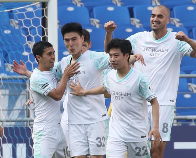 6월 20일 오후 울산 문수축구경기장에서 열린 프로축구 하나원큐 K리그1 2021 울산현대와 성남FC의 경기에서 성남 이태희가 동점골을 넣고 동료들과 기뻐하고 있다. 뉴스1