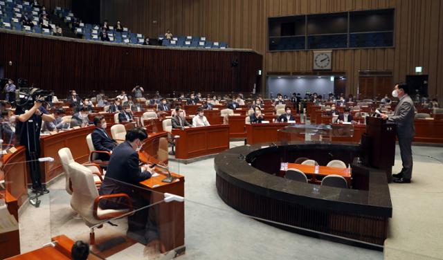 송영길 더불어민주당 대표가 7일 오후 서울 여의도 국회에서 열린 정책의원총회에서 발언하고 있다. 민주당은 이날 의총에서 재난지원금을 포함한 2차 추가경정 예산안 처리 방향을 논의했다. 오대근 기자