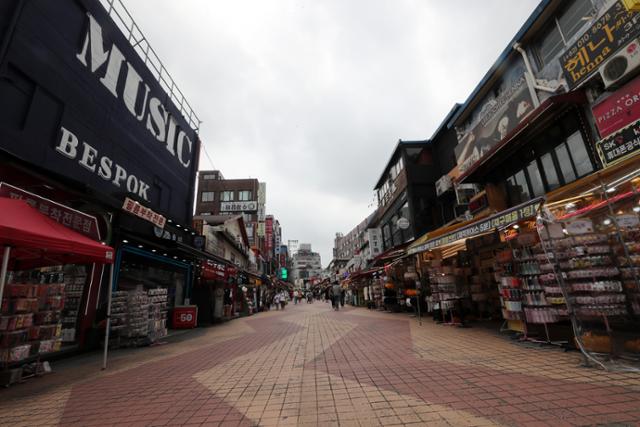 11일 서울 마포구 홍대거리가 한산한 모습을 보이고 있다. 코로나19 재확산에 따라 12일부터 2주 동안 수도권에 거리두기가 4단계로 격상된다. 오후 6시 이후 사적모임은 2명으로 제한되고 식당, 카페 등 다중이용시설은 10시 이후 운영이 제한된다. 뉴스1