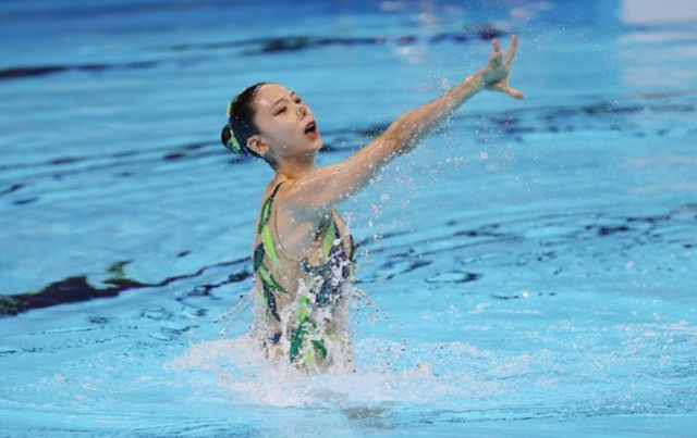 유나미가 2019년 8월 8일 광주 염주종합체육관에서 열린 2019 광주 FINA 세계 마스터즈 수영선수권대회 아티스틱 수영 여성 40-49세 솔로 프리 부문에서 정태춘의 ‘5.18’ 노래에 맞춰 연기를 펼치고 있다. 광주마스터즈 인스타그램 캡처