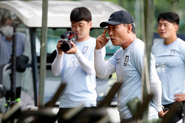 김학범 올림픽 축구 대표팀 감독이 6일 경기 파주시 축구대표팀트레이닝센터(NFC)에서 도쿄올림픽 대비 훈련에 앞서 선수들과 대화하고 있다. 뉴스1