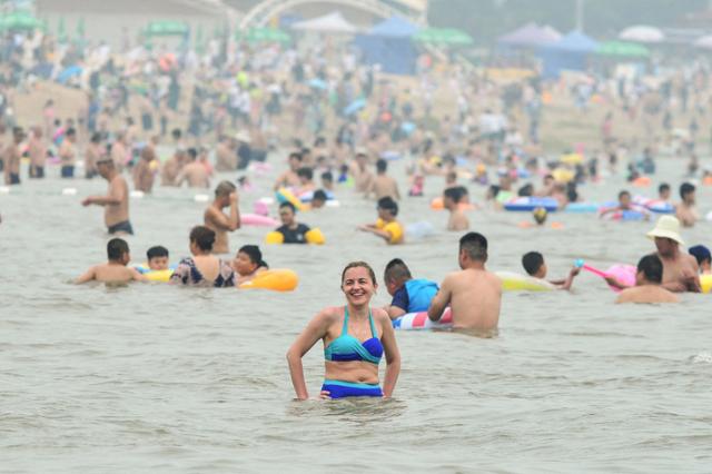 11일(현지시간) 중국 동부 산둥성의 칭다오 해변에서 사람들이 더위를 식히고 있다. AFP 연합뉴스