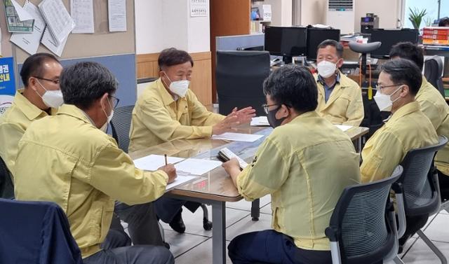 11일 강원 춘천시청에서 이재수 시장이 사흘째 이어지는 춘천 수돗물 공급 차질 사태를 놓고 담당자들과 비상대책회의를 하고 있다. 지난 9일 오전 춘천시 소양취수장 취수펌프 밸브 연결부위가 파손돼 전체 펌프(5기) 가동이 중단되면서 이날까지 일부 지역에 수돗물 공급이 원활하게 이뤄지지 않고 있다. 춘천시 제공