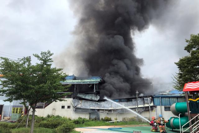 2일 오전 광주 광산구 우산동 한 물류창고에서 불이 나 소방관이 물을 뿌리고 있다. 소방당국은 지금까지 인명 피해는 없는 것으로 확인했고 대응 1단계를 발령해 진화 중이다. 연합뉴스