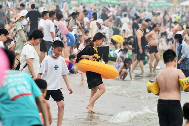 11일(현지시간) 중국 동부 산둥성의 칭다오 해변에서 사람들이 더위를 식히고 있다. AFP 연합뉴스