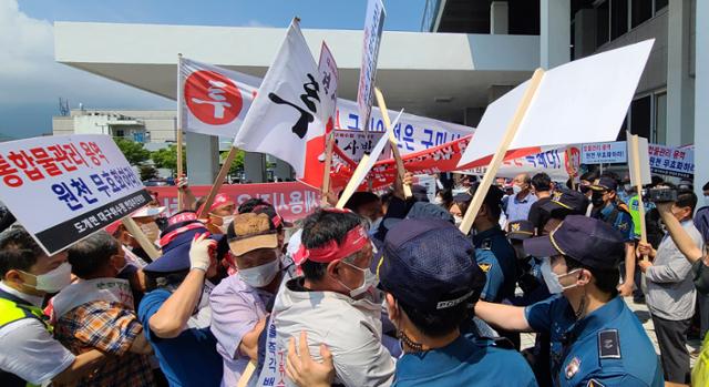 대구취수원 이전을 반대해오던 경북 구미시 해평취수장 인근 주민들로 구성된 상생주민협의회 측이 12일 구미시청 앞에서 정부의 대구취수원 구미 이전안에 대한 찬성입장을 밝히자 이에 반대하는 도개면 주민들이 몰려와 충돌하고 있다. 뉴스1