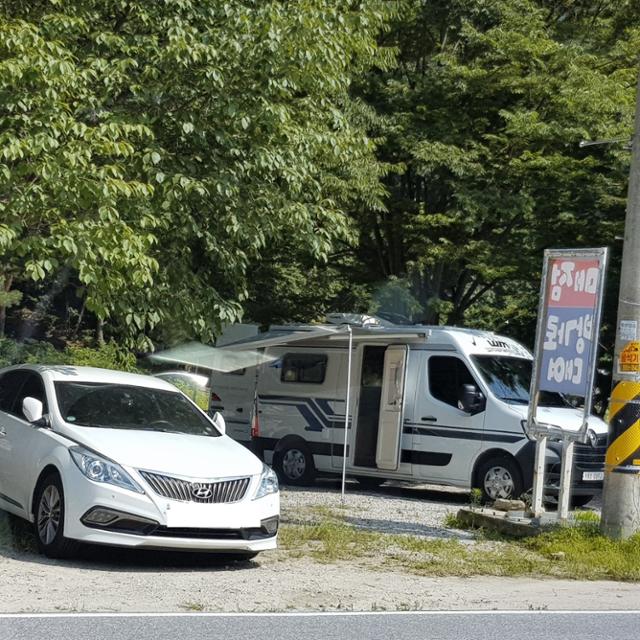 정식 캠핑장이 아닌 포천 백운계곡 주변에 텐트와 캠핑카가 자리를 차지하고 있다. 독자 제공