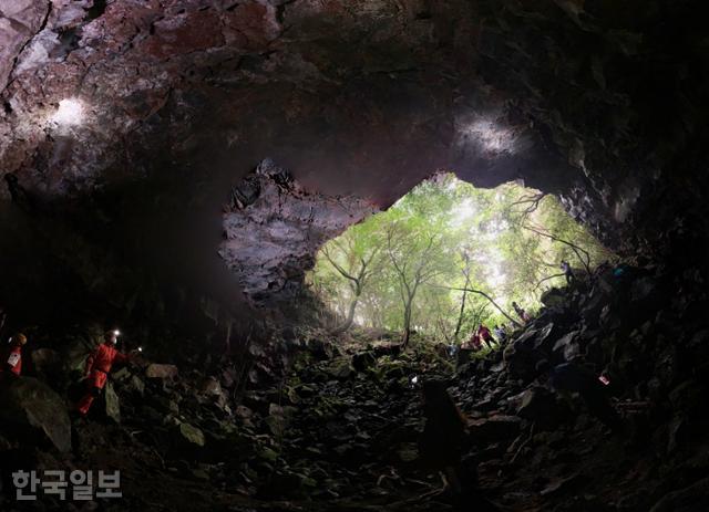 웃산전굴 내부에서 바깥으로 본 풍경. 인근에 이 굴과 연결된 동굴의 흔적도 남아 있다.