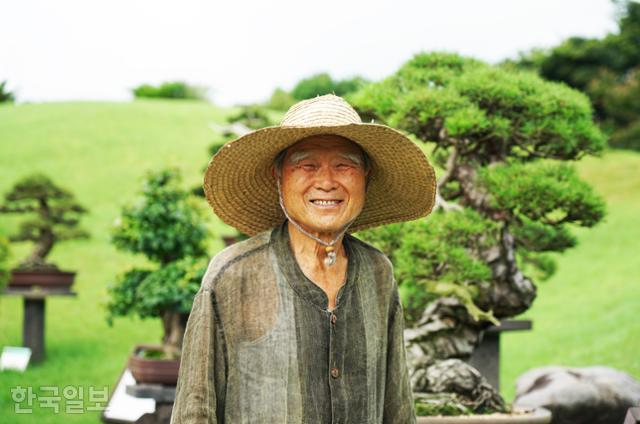 성범영 생각하는정원 원장. 분재는 일본 문화가 아니라, 나무 본래의 모습을 돋보이게 하는 예술이라는 게 그의 지론이다.