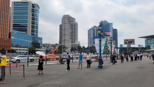 13일 서울역광장의 중구 임시선별진료소에서 시민들이 무더위 속에서 검사를 대기하고 있다. 손성원 기자