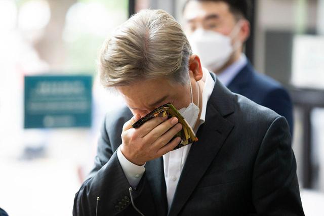 이재명 경기지사가 11일 서울 관악구 서울대 기숙사 청소 노동자 사망 현장 방문을 마친 뒤 유가족과 이야기를 나누다 눈물을 훔치고 있다. 이 지사 캠프 제공