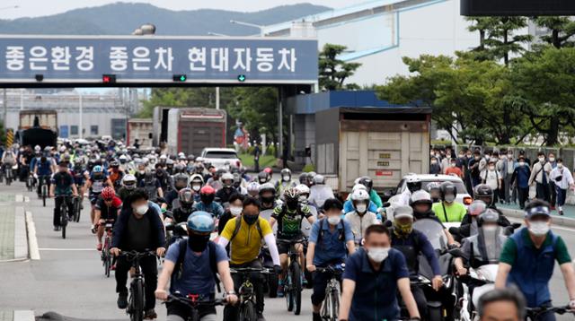 사진은 현대차 근로자들의 퇴근 장면. 현대차 노조는 조합원 4만8,599명을 대상으로 실시한 파업 찬반투표 결과 4만3,117명이 투표해 3만5,854명(재적수의 73.8%)의 찬성으로 파업을 가결했다. 뉴스1