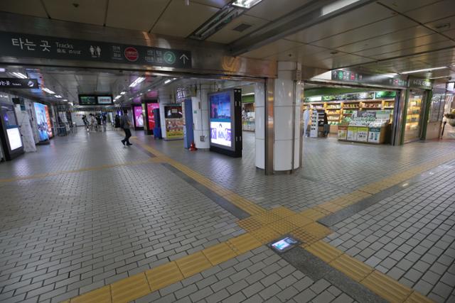 수도권 지역에 사회적 거리두기 4단계가 시작된 12일 오후 서울 강남역이 한산한 모습을 보이고 있다. 코로나19 재확산에 따라 이날부터 2주동안 수도권에 거리두기가 4단계로 격상됐다. 오후 6시이후 사적모임은 2명으로 제한되고 식당, 카페 등 다중이용시설은 10시이후 운영이 제한되며 모든 유흥시설은 집합금지가 시행된다. 뉴스1