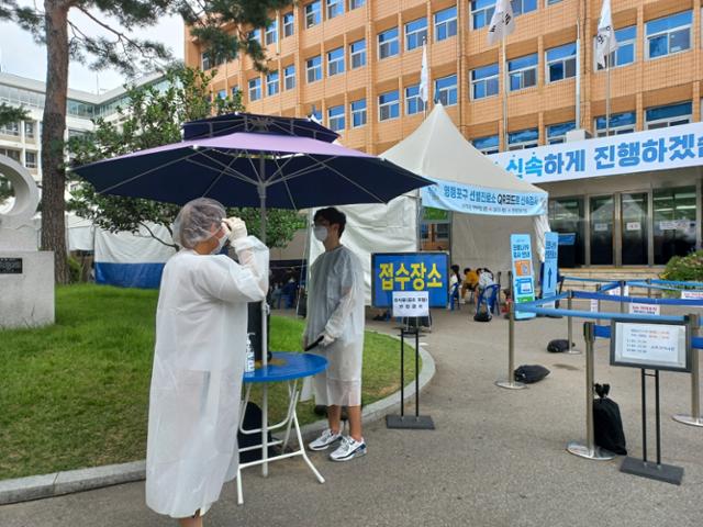 13일 낮 영등포구보건소 선별진료소에서 직원들이 시민들을 천막 안에 위치한 대기장소로 안내한 뒤 한숨을 돌리고 있다. 권지원 인턴기자