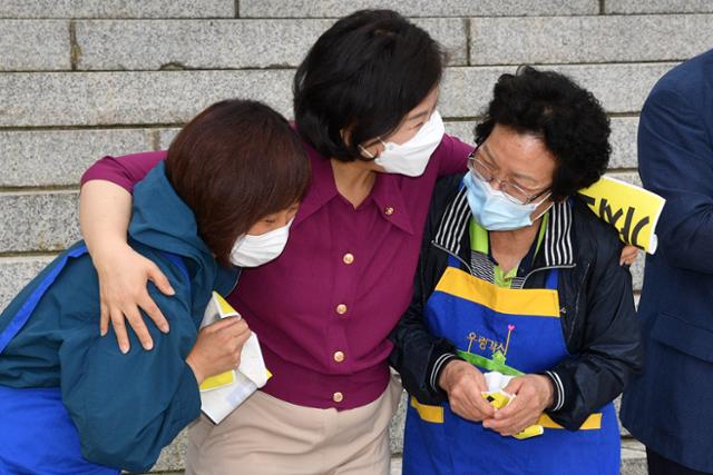 지난 5월 이수진 더불어민주당 의원이 서울 여의도 국회에서 가사노동자들과 '가사근로자의 고용 개선 등에 관한 법률' 통과 소식을 전하며 가사노동자들과 기쁨을 나누고 있다. 연합뉴스