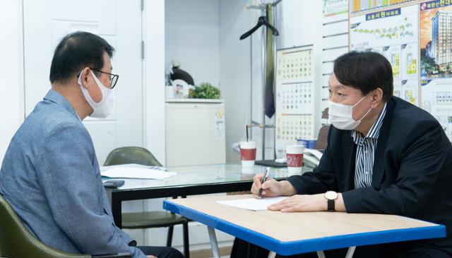 야권 유력 대선주자인 윤석열 전 검찰총장이 13일 서울 도봉구의 한 부동산중개업소를 찾아 중개사와 대화를 나누고 있다. 윤석열 캠프 제공