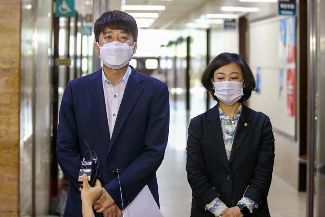 이준석(왼쪽) 국민의힘 대표가 13일 국회에서 취재진을 만나 전날 양당 대표 회동 관련 질의응답을 하고 있다. 연합뉴스