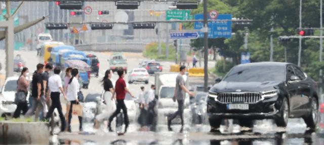 전국적으로 찜통더위가 이어진 14일 서울 영등포구 여의대로 위로 지열이 피어오르고 있다. 연합뉴스