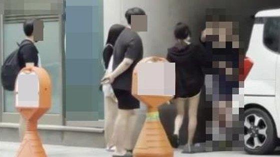 여러 명의 중학생이 또래 학생에게 집단 괴롭힘을 가하고 있는 듯한 장면이 담긴 '일산 학폭 영상'. 연합뉴스 캡처