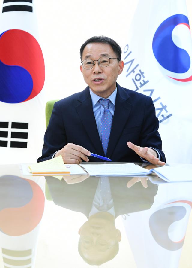 김우호 인사혁신처장이 2일 정부서울청사에서 본지 기자들과 인터뷰를 하고 있다. 왕태석 선임기자