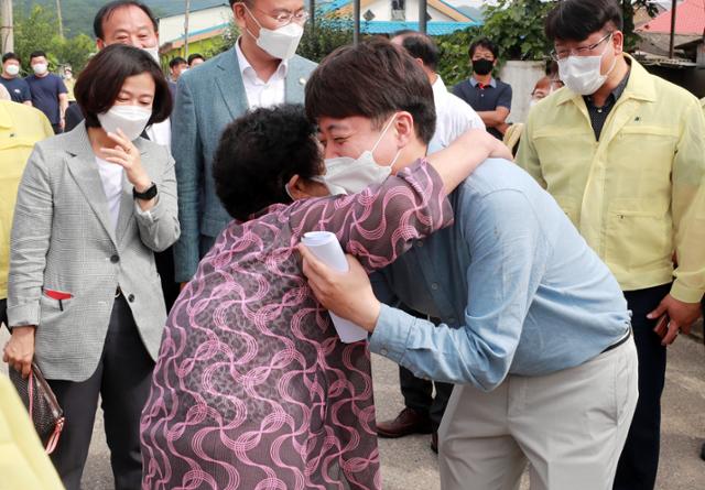 이준석 국민의힘 대표가 14일 오전 지난해 집중호우로 수해를 입었던 강원도 철원군 동송읍 이길리 마을을 찾아 주민과 포옹하고 있다. 뉴스1