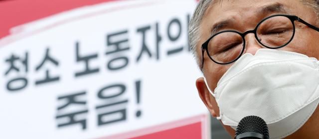 7일 오후 서울 관악구 서울대학교 행정관 앞에서 열린 서울대 오세정 총장 규탄 기자회견에서 사망한 청소노동자 유족이 눈물을 흘리며 발언하고 있다. 뉴시스