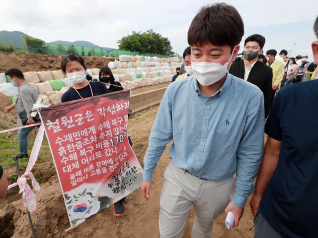 이준석 국민의힘 대표가 14일 오전 지난해 집중호우로 수해를 입었던 강원도 철원군 동송읍 이길리 마을을 찾아 수해 주민의 항의를 받고 있다. 뉴스1