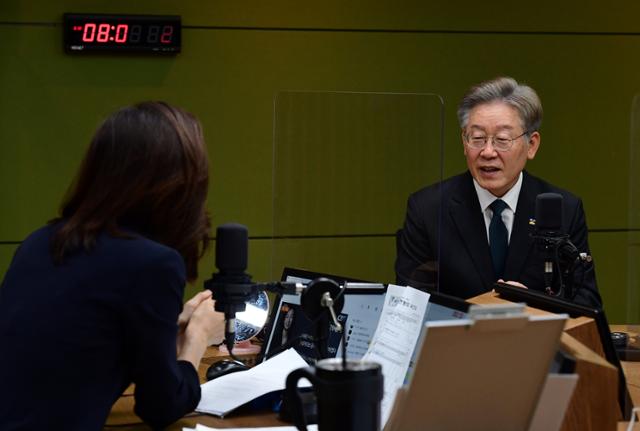 이재명 경기지사가 14일 서울 양천구 CBS 사옥에서 '김현정의 뉴스쇼'에 출연하고 있다. 뉴스1