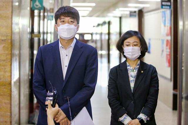 이준석(왼쪽) 국민의힘 대표와 황보승희 수석대변인이 13일 서울 여의도 국회에서 현안 관련 질의에 답변하고 있다. 공동취재사진단