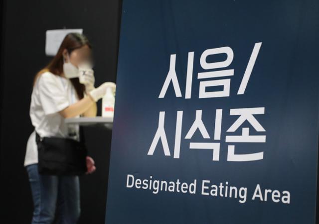 14일 서울 강남구 코엑스에서 열린 2021 서울커피엑스포에 시음-시식존이 운영되고 있다. 이날 전시회 관계자측은 코로나19가 역대 최다 확진자를 갱신하고 있는 만큼 "방역을 강화해 운영할 예정"이라고 밝혔다. 전시는 커피산업 관련 기업 100개사 200부스 규모로 열린다.뉴스1