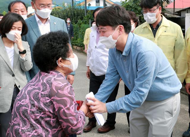 이준석 국민의힘 대표가 14일 오전 지난해 집중호우로 수해를 입었던 강원도 철원군 동송읍 이길리 마을을 찾아 주민과 인사하고 있다. 뉴스1