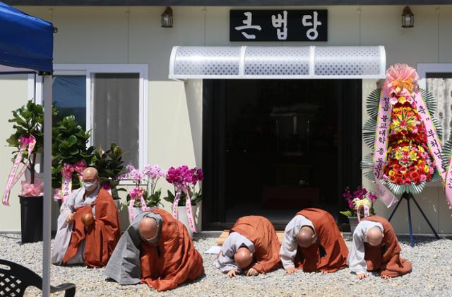 지난 3월 화재로 대웅전을 잃은 전북 정읍 내장사에서 5월 19일 '부처님 오신 날' 봉축법회 대신 열린 참회법회가 열렸다. 사찰 주지인 대원스님(왼쪽 두 번째)과 대우 큰스님(가운데) 등이 자갈바닥에 참회의 3배를 올리고 있다. 뉴시스