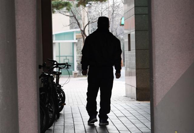 경기 안양시의 한 아파트 단지에서 경비원이 단지를 순찰하고 있다. 배우한 기자