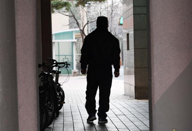 "법으로 정한 '경비원 업무' 탓에 허드렛일만 늘어난 셈" 현장 불만 - Vimarsana News