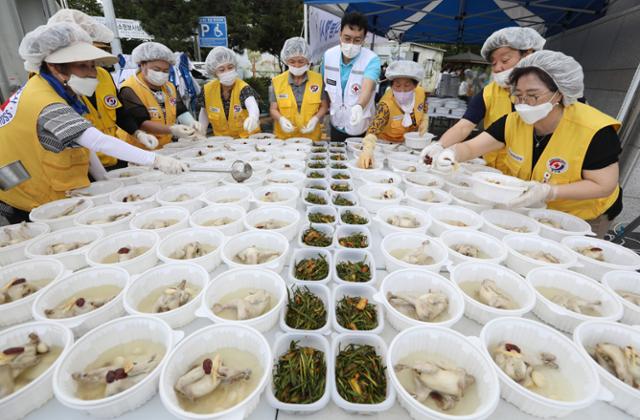 14일 오전 부산 강서구 녹산동주민센터에서 적십자 봉사원들이 삼계탕 도시락 300세트를포장하고 있다. 더위와 코로나 재확산으로 지친 기력을 보충하고 면역력 향상을 돕기 위해 삼계탕 300인분을 취약계층에 전달할 예정이다. 뉴스1