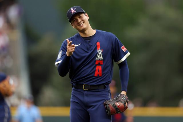 오타니 쇼헤이가 2021 MLB 올스타전에서 아메리칸리그 선발 투수로 마운드에 올라 즐거운 표정을 짓고 있다. 덴버=AFP 연합뉴스.