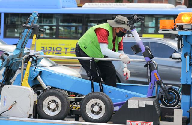 견인되는 불법 주차 킥보드, 연합뉴스