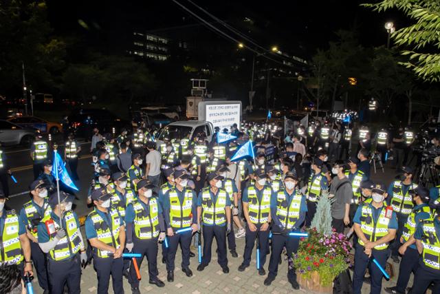 14일 밤 서울 여의도공원 인근에서 ‘전국자영업자비대위, 거리두기4단계 조치 불복 기자회견’이 열리자 경찰이 통제하고 있다. 연합뉴스