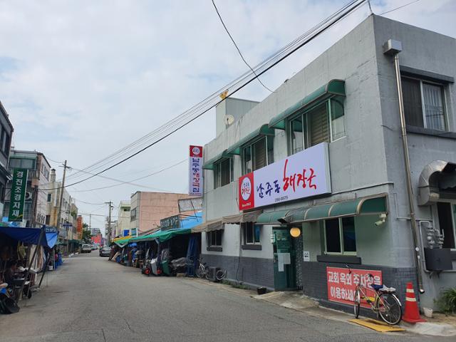 청주시 상당구 남주동시장통에 자리한 남주동해장국집. 도심 공동화로 대부분의 가게가 신도시로 떠나거나 영업을 접었지만, 남주동해장국집은 78년째 한자리를 묵묵히 지키고 있다.