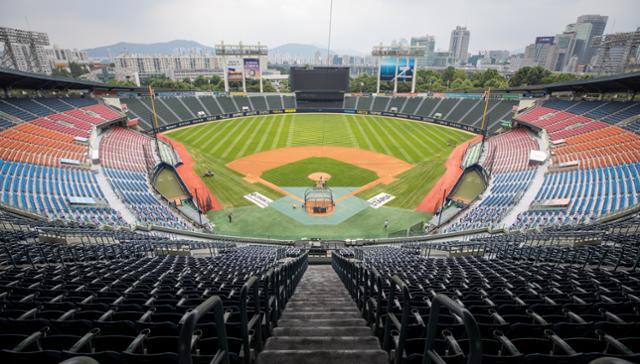 프로야구 선수단 내 신종 코로나바이러스 감염증(코로나19) 확진자 발생으로 시즌 일정이 중단된 13일 서울 잠실야구장 관중석이 텅 비어 있다. 뉴스1