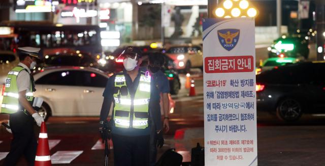 경찰이 14일 오후 서울 여의도 서강대교 남단에서 국회 둔치주차장 향하는 차량에 대해 검문을 하고 있다. 코로나19 대응 전국자영업자비상대책위원회(비대위)는 이날 차량 500대로 국회, 광화문, 서울시청을 오가는 대규모 1인 차량 시위를 진행하겠다고 예고했다. 경찰은 이를 미신고 불법 시위로 규정하고 집결지인 국회 인근과 광화문 등에 검문소를 설치해 검문을 하고 있다. 뉴스1