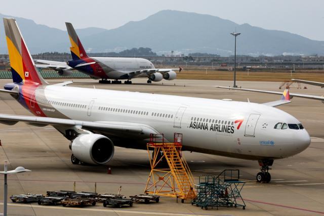 아시아나항공 여객기가 인천국제공항 1터미널 계류장에 세워져 있다. 뉴스1