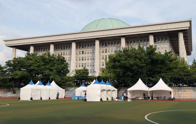 국회 코로나대책본부가 14일 서울 여의도 국회 운동장에 설치한 임시선별검사소. 공동취재사진