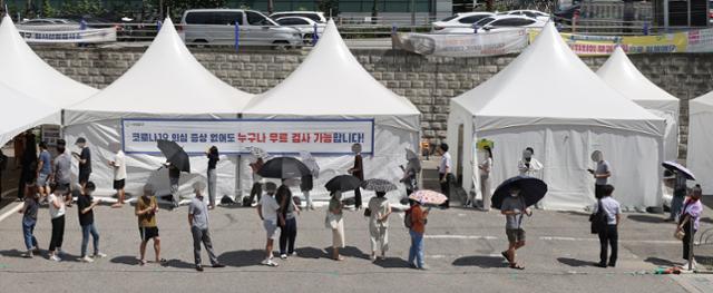 15일 오전 서울 서대문구 신촌기차역 공영주차장 임시선별검사소에서 시민들이 신종 코로나바이러스 감염증(코로나19) 선별 검사를 받기 위해 대기하고 있다. 연합뉴스