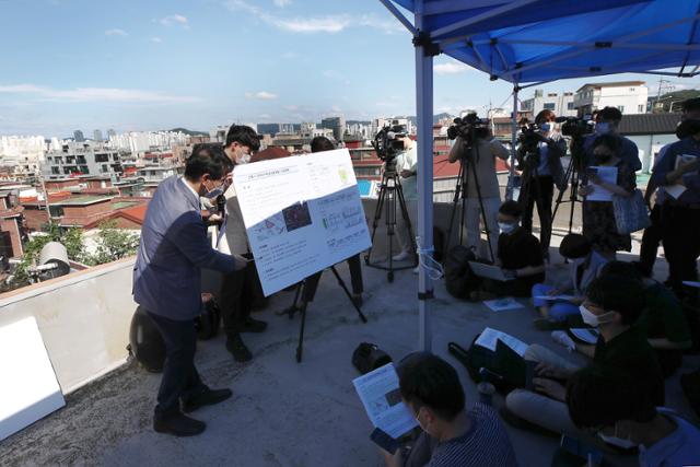 지난달 16일 서울 성북구 장위9구역에서 한국토지주택공사(LH) 직원들이 공공재개발 사업에 대해 브리핑을 하고 있다. 연합뉴스