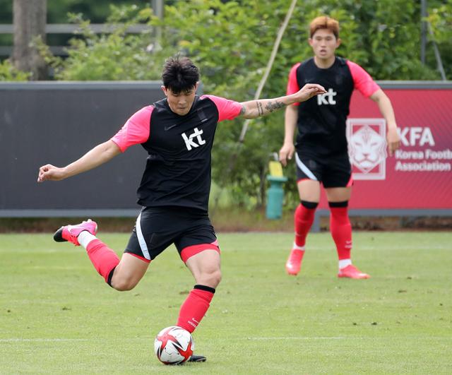 올림픽 축구대표팀 김민재가 2일 경기도 파주트레이닝센터(NFC)에서 도쿄올림픽 대비 훈련을 하고 있다. 뉴스1