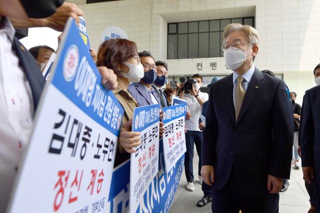 이재명(오른쪽) 경기도지사가 2일 전남 목포시 김대중노벨평화상기념관을 방문한 가운데 지지자들이 환영하고 있다. 목포=뉴시스