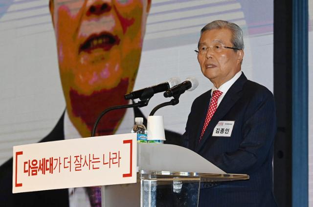 김종인의 촉 "국민의힘 경선 버스 최재형이 끝...윤석열은 안 탈 것" - Vimarsana News