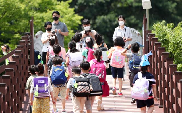 15일 오전 강원 춘천시 석사동 성림초등학교에서 여름방학을 맞은 학생들이 하교하고 있다. 춘천=연합뉴스