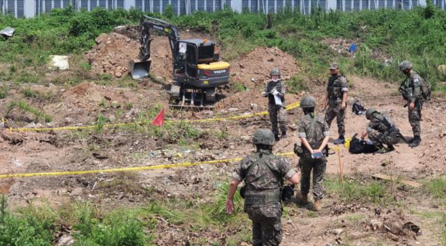 16일 오전 울산 남구 부곡동 한 공사 현장에서 포탄 1발이 발견돼 군 당국이 조사를 벌이고 있다. 군 당국이 현장을 확인한 결과 발견된 포탄은 60mm 구형 박격포탄으로 추정했으며, 뇌관이 없어 폭발위험은 없는 것으로 전해졌다. 독자 제공=뉴스1